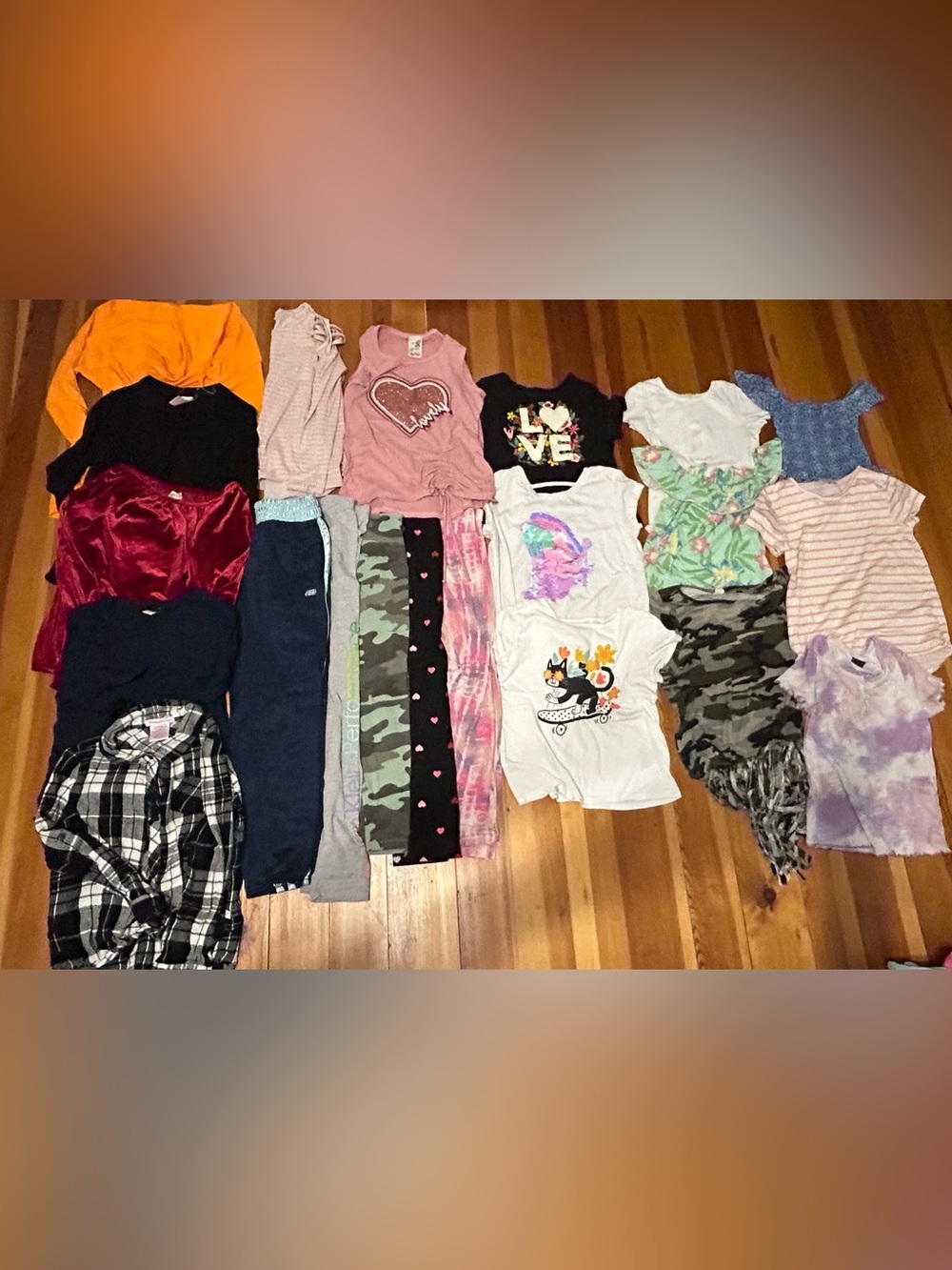 Girl clothes lot size large
Includes:
16 tops
5 bottoms